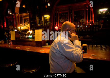 Nick Leeson, l'ancien banquier connu sous le nom de la Barings Rogue Trader vu dans un bar à Galway, en Irlande. Banque D'Images