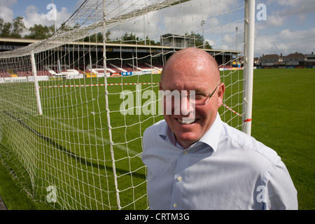 Nick Leeson, l'ancien banquier connu sous le nom de la Barings Rogue Trader vu à Terryland Park, la maison de l'Irlande, Galway United. Banque D'Images