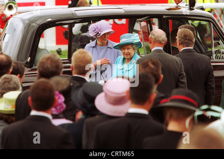 Votre Altesse Royale la Reine Elizabeth arrive à l'Epsom Downs Racecourse Banque D'Images
