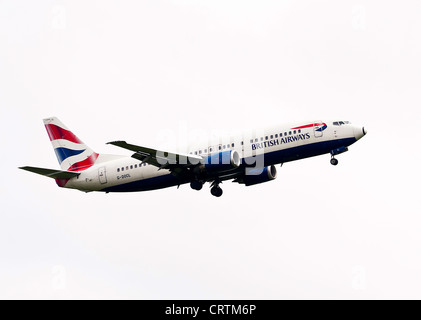 British Airways avion Boeing 737-436 G-DOCL approche sur l'aéroport de Londres Gatwick West Sussex England United Kingdom Banque D'Images