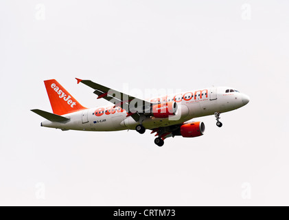 Avion EasyJet Airbus A319-111 G-EJAR en approche à l'aéroport de Londres Gatwick, West Sussex England United Kingdom Banque D'Images