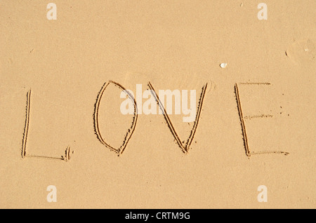 Amour écrit sur le sable Banque D'Images