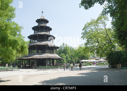 La tour chinoise jardin de bière à Munich Allemagne Banque D'Images