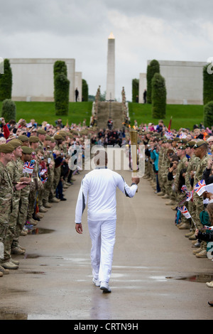 Le Cpl Johnson Beharry VC transportant la flamme olympique au National Memorial Arboretum on Armed Forces Day 2012 Banque D'Images