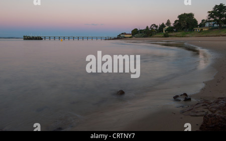 Jetée de Cowes en fin de soirée est une destination touristique populaire situé sur l'île Phillip Victoria en Australie. Banque D'Images