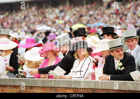 Les spectateurs avec chapeau et cylindre sur le Royal Ascot Racecourse Banque D'Images