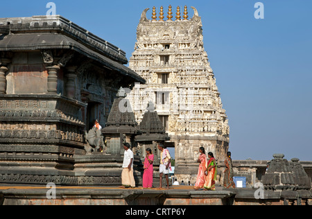 Les Indiens se rendant sur le temple Chennakeshava. Belur. L'Inde Banque D'Images