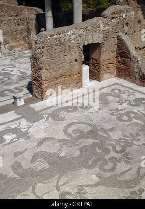 Ostia Antica. Thermes de Neptune. Le Triomphe de Neptune mosaïque représentant Neptune sur le char tiré par les hippocampes. Banque D'Images