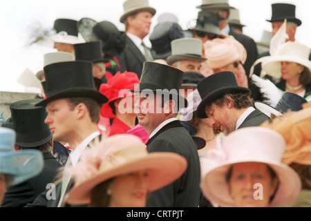 Les spectateurs avec chapeau et cylindre sur le Royal Ascot Racecourse Banque D'Images