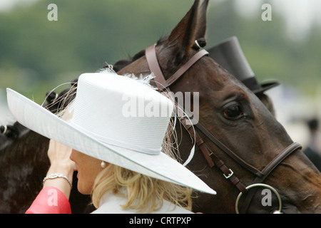 Les spectateurs avec un chapeau en face d'un cheval au Royal Ascot Racecourse Banque D'Images