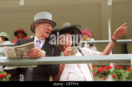 Les spectateurs avec chapeau et cylindre sur le Royal Ascot Racecourse Banque D'Images