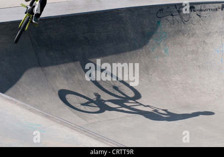 Le BMX rider en milieu urbain skate park bowl Banque D'Images