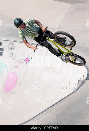 Le BMX rider en milieu urbain skate park bowl Banque D'Images