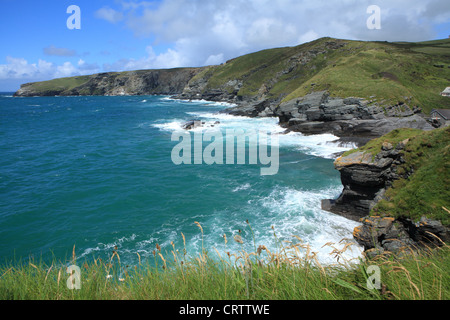 L'été, Trebarwith Strand marée haute, North Cornwall, England, UK Banque D'Images