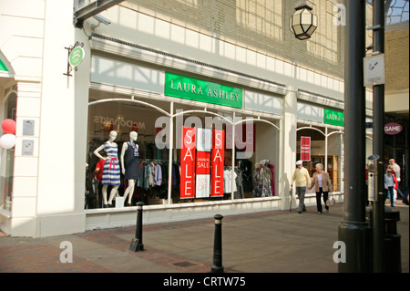 Laura Ashley la mode et la chaîne de magasins de vêtements boutique Worthing West Sussex UK avec une vente sur Banque D'Images