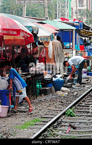 La ligne des stands de nourriture Hawker la voie ferrée à travers le centre de Bangkok, Thaïlande Banque D'Images