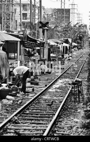 La ligne des stands de nourriture Hawker la voie ferrée à travers le centre de Bangkok, Thaïlande Banque D'Images