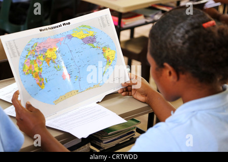 La lecture de la carte du monde étudiant dans l'école secondaire Sacred Heart dans Tapini, Papouasie Nouvelle Guinée Banque D'Images