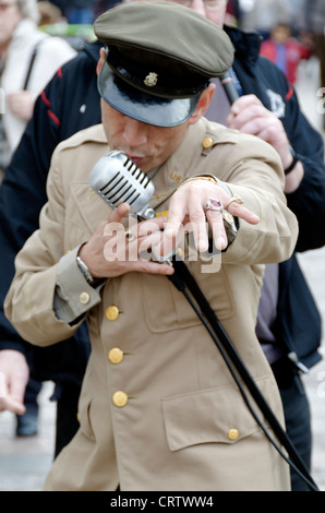 Personnifiant Elvis musicien ambulant à Norwich, le port d'un 'GI Blues' tenue. Banque D'Images