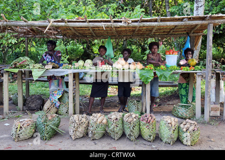 Les femmes derrière une échoppe de marché sur la route d'Arawa, l'île de Bougainville, en Papouasie-Nouvelle-Guinée Banque D'Images
