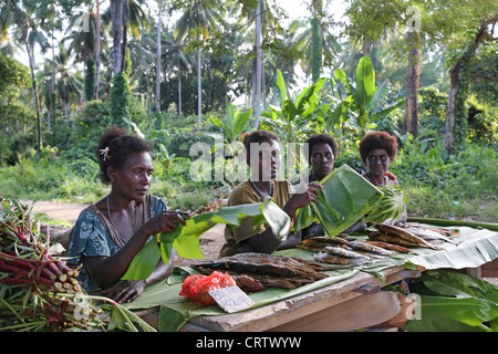 Les mouches de la vague des femmes poissons, échoppe de marché sur la route d'Arawa, l'île de Bougainville, en Papouasie-Nouvelle-Guinée Banque D'Images