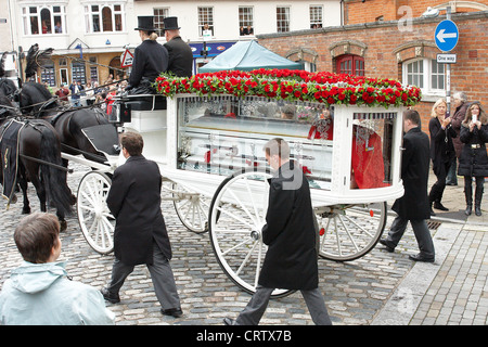 Le cercueil de Bee Gee singer Robin Gibb est pris par Thame avant d'être prise à St Marys Church pour un enterrement privé Banque D'Images