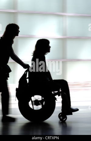La silhouette d'une femme dans un fauteuil roulant Banque D'Images