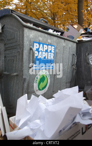 Muellcontainer avec du papier Banque D'Images