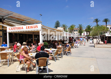 Terrasse d'un café à ciel ouvert samedi marché artisanal, Plaza Explanada, Mahon, Minorque, Iles Baléares, Espagne Banque D'Images