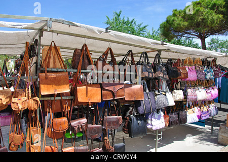 Sacs à main à ciel ouvert samedi marché artisanal, Plaza Explanada, Mahon, Minorque, Iles Baléares, Espagne Banque D'Images