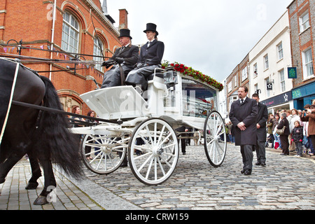 Le cercueil de Bee Gee singer Robin Gibb est pris par Thame avant d'être prise à St Marys Church pour un enterrement privé Banque D'Images