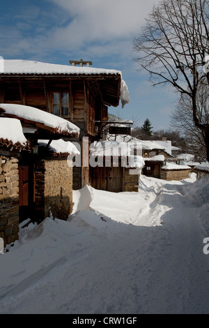 Vieux bâtiment en bois à Zheravna en Bulgarie en hiver Banque D'Images