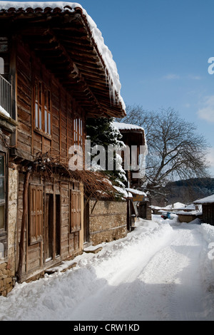 Vieux bâtiment en bois à Zheravna en Bulgarie en hiver Banque D'Images