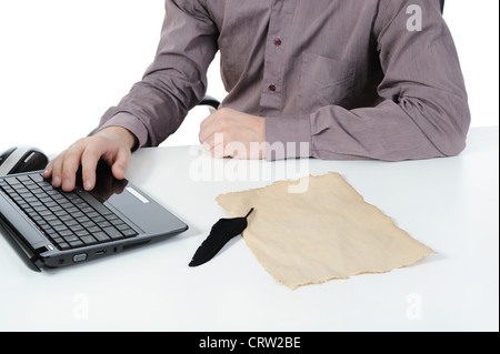 Les mains sur le clavier d'ordinateur portable. Banque D'Images