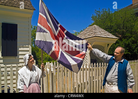 Un drapeau britannique comme celui qui a volé au-dessus de la capitale de la Virginie, USA, au début des années 1700 s'affiche à l'historique Colonial Williamsburg. Banque D'Images