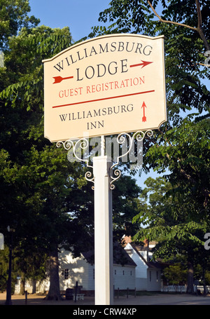 Un panneau indique les moyens de la Williamsburg Lodge et le Williamsburg Inn, lieux de séjour préférés dans la ville historique de la ville coloniale de Williamsburg en Virginie, aux États-Unis. Banque D'Images