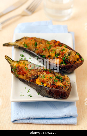 Les aubergines farcies avec du thon. Recette disponible Banque D'Images