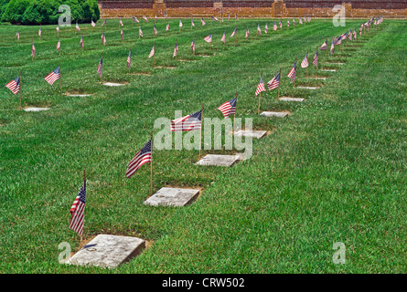 Drapeaux américains honneur les tombes de guerre civile 2 183 soldats inhumés dans le Cimetière National d'Yorktown à la bataille de Yorktown de Yorktown, Virginia, USA. Banque D'Images