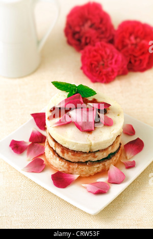 Fromage frais avec des roses de la confiture. Recette disponible Banque D'Images