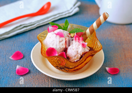 La crème glacée de roses et fruits rouges confiture. Recette disponible Banque D'Images