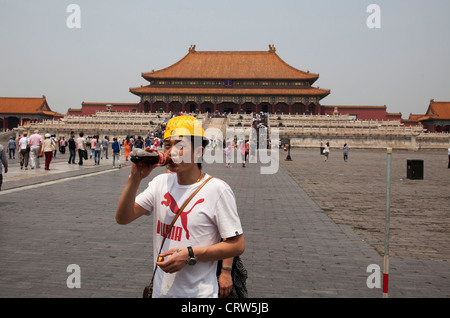 Les touristes dans la Cité Interdite, le palais impérial chinois de la dynastie Ming à la fin de la Dynastie Qing. Beijing. Banque D'Images