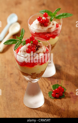 Tiramisu tasses avec groseilles rouges. Recette disponible. Banque D'Images