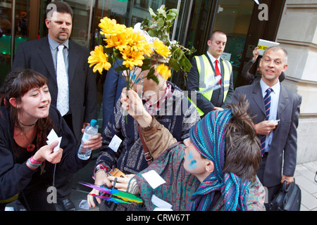 Carnaval de saleté manifestants devant les bureaux de Glencore à Londres Banque D'Images