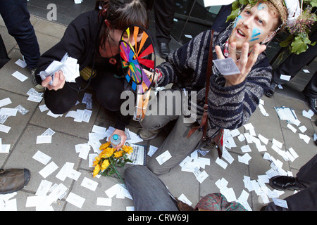 Carnaval de saleté manifestants devant les bureaux de Glencore à Londres Banque D'Images