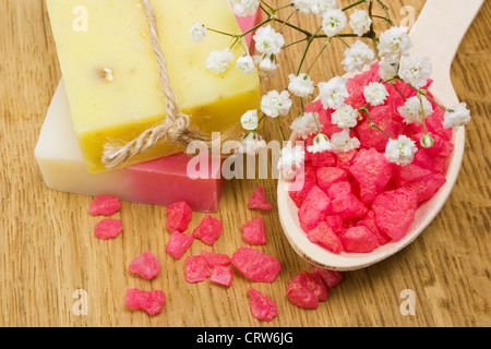 Le sel de bain aromatique et savon artisanal naturel Banque D'Images