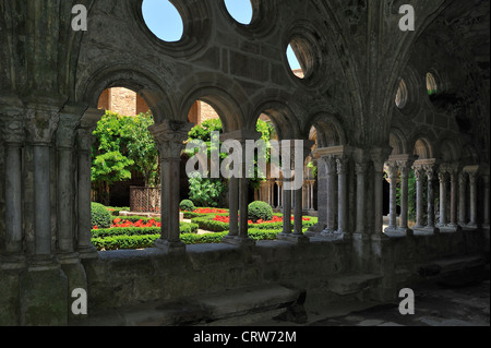 Cloître et bien à l'abbaye Sainte-Marie de Fontfroide abbaye, monastère cistercien dans le Languedoc, Pyrénées, France Banque D'Images