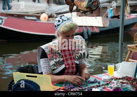 Femme en costume traditionnel néerlandais Banque D'Images