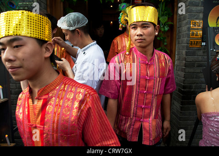 Des danseurs traditionnels vêtus de beaux costumes exécuter une danse sur un jour de fête culturelle dans la région de Shichahai, Beijing. Banque D'Images