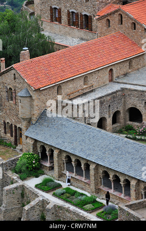 Saint-Martin-du-Canigou, abbaye bénédictine dans le Canigou montagne de Casteil dans les Pyrénées-Orientales, Pyrénées, France Banque D'Images