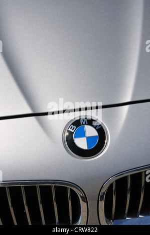 Logo BMW sur le capot de voiture, High Street, l'Ascot, Berkshire, Angleterre, Royaume-Uni Banque D'Images